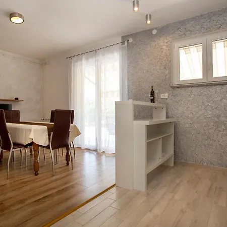 Apartman With Parking Space - 20535 *